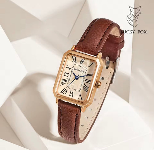 Montre rectangulaire dorée bracelet marron vue de trois quarts